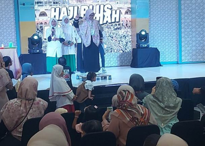 Siswi MI Roudlotul Banat Pamerkan Eksperimen ‘Gelas Perkasa’ di Ramadan Expo 2025