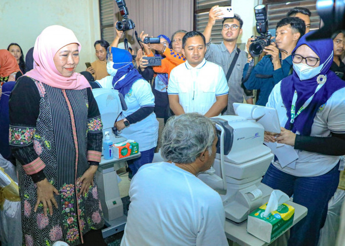 Kemeriahan HUT ke-81 Jatim, Khofifah Bagikan 1.000 Kacamata Gratis untuk Guru PAUD hingga TPQ