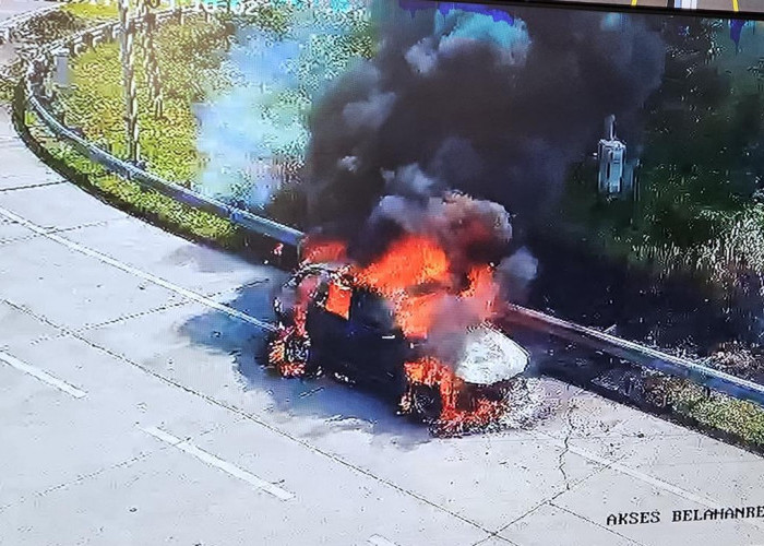 BMW Terbakar di Pintu Tol Belahanrejo Gresik, Ini Kata Pengemudi