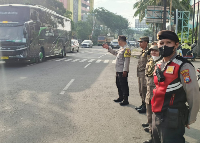 Polsek Gayungan Siagakan Personel Amankan Aksi Unjuk Rasa di Graha Pena