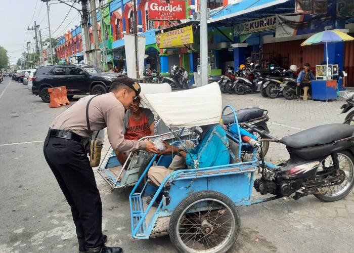 Samapta Sidoarjo Peduli Sesama di Tengah Patroli