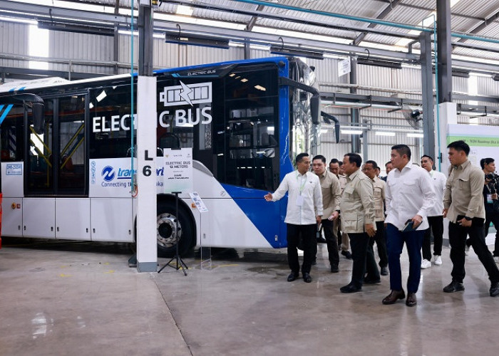 Prabowo Tinjau dan Resmikan Pabrik Perakitan Kendaraan Listrik di Magelang