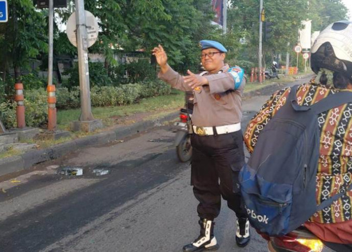 Polsek Tenggilis Mejoyo Terjunkan Personel Atasi Kemacetan Pagi Hari di Surabaya