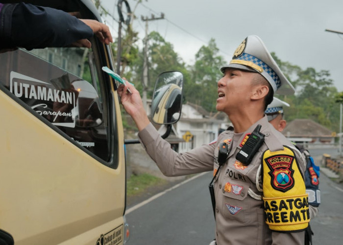 Satlantas Polres Malang Bagikan Masker ke Pengendara Terdampak Semeru di Perbatasan Malang-Lumajang
