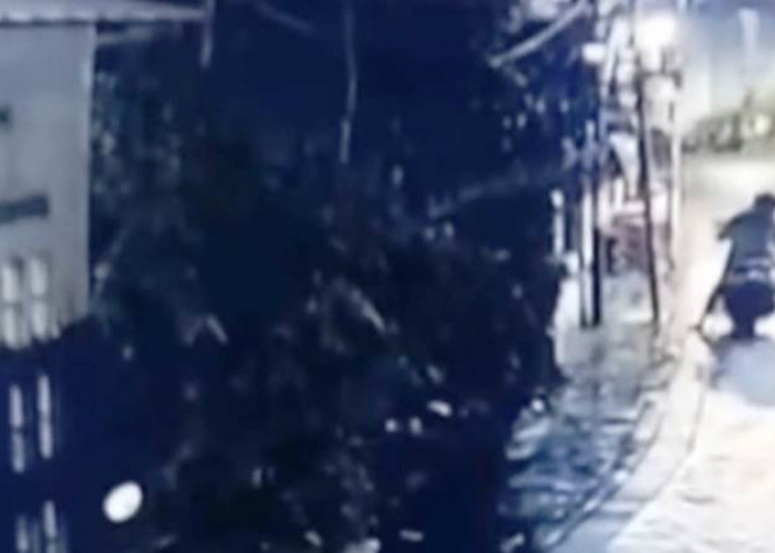 Bandit Motor Terekam CCTV Gasak Honda Beat Street di Jalan Tempel Sukorejo Surabaya