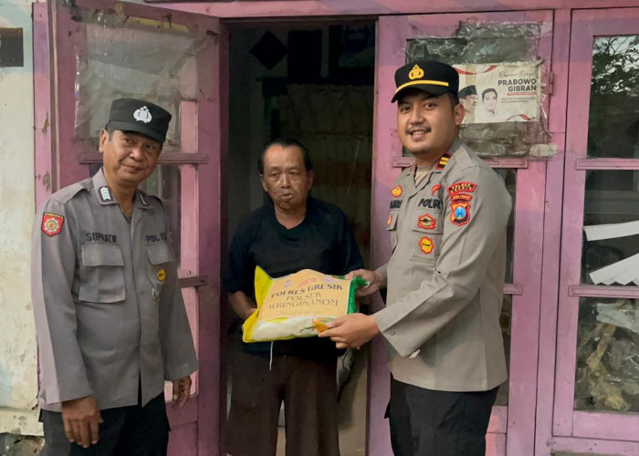 Disambut Haru Warga, Polsek Wringinanom Bagikan Bantuan Beras di Dusun Wadung