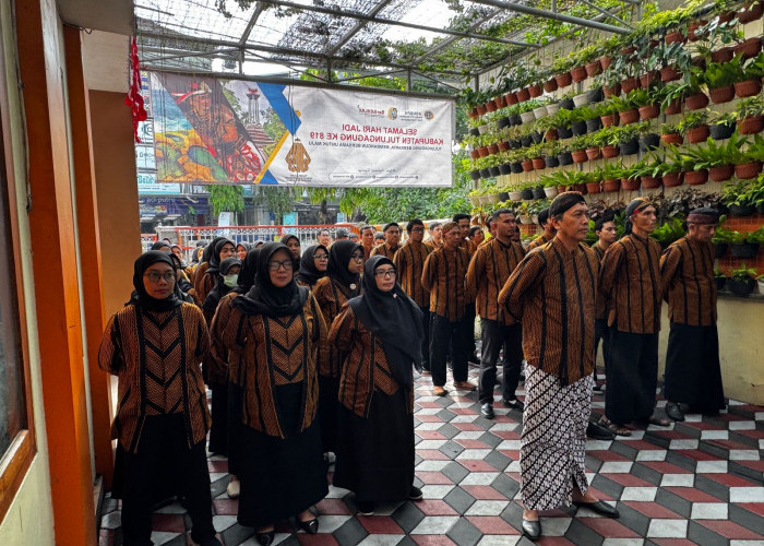 Semarakkan Hari Jadi Kabupaten Tulungagung, Pegawai Kantah ATR/BPN Kenakan Batik Lurik Khas Bumi Ngrowo