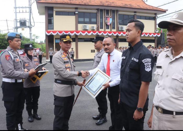 Pimpin Upacara Kenaikan Pangkat, Kapolres Bojonegoro Beri Penghargaan dan Lepas Purnatugas