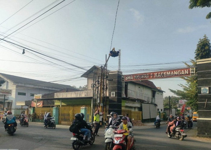 Polsek Lodoyo Barat Blitar Rutin Atur Lalu Lintas Pagi, Cegah Macet dan Kecelakaan 