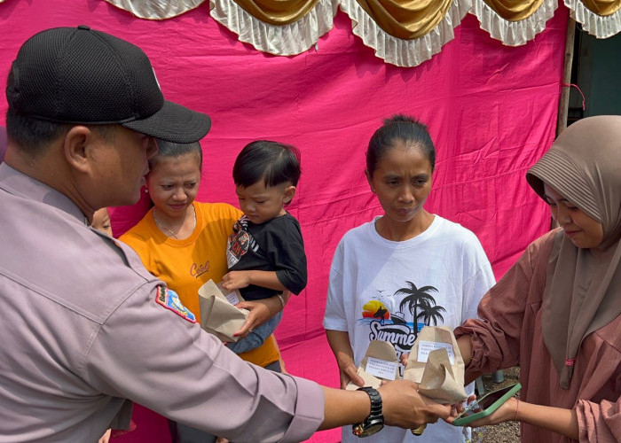 Polsek Licin Polresta Banyuwangi Bagikan Makanan Gratis kepada Pemilih Pilkada