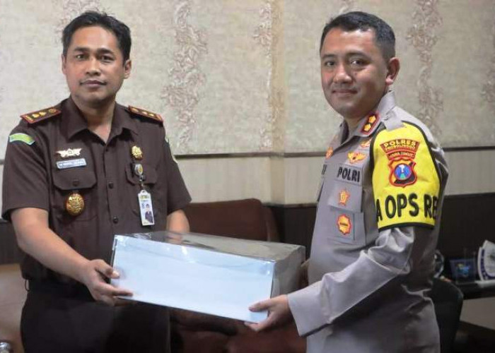 Kapolres Probolinggo Beri Kejutan di Hari Adhyaksa Ke-65 Tahun