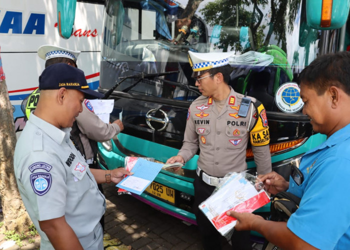 Satlantas Polres Batu Gelar Ramp Check Bus Wisata, Pastikan Keselamatan Wisatawan Libur Natal