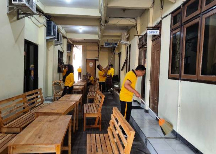 Personel Polres Tulungagung dan Polsek Jajaran Kurve Bersih-Bersih Dukung Gerakan Indonesia Asri