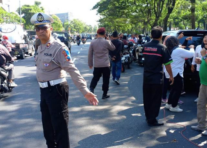 Polsek Gayungan Kawal Titik Kumpul Aksi PUK SPAI FSPMI di Frontage A Yani