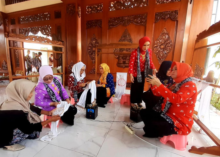 Kunjungi Sentra Batik, Istri Kepala Daerah SeJatim Borong Batik Mojokerto 