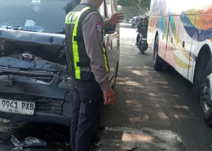 Tabrakan Beruntun 4 Mobil di Lamongan-Babat, Kerugian Rp50 Juta