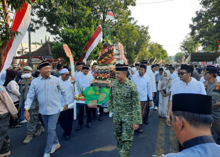 Simbol Toleransi, Umat Hindu dan Etnis Tionghoa Meriahkan Kirab Ancak Agung Situbondo