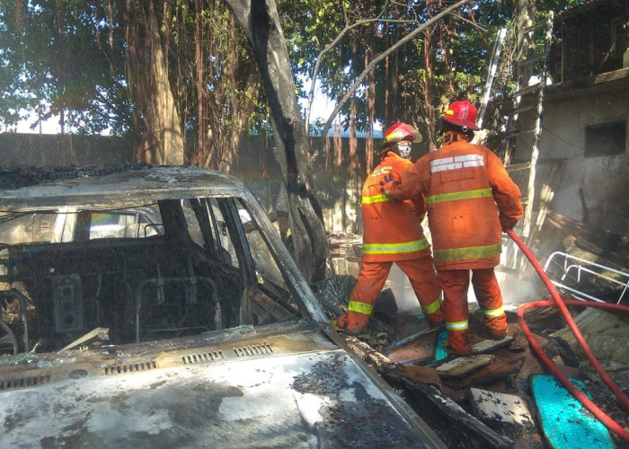 Garasi Mobil di Usman Sadar Dilalap Api, 3 Mobil Hangus
