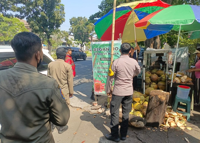 Sinergi Tiga Pilar Rungkut Tertibkan Jalan Rawan Macet dan Sosialisasikan Call Center 110