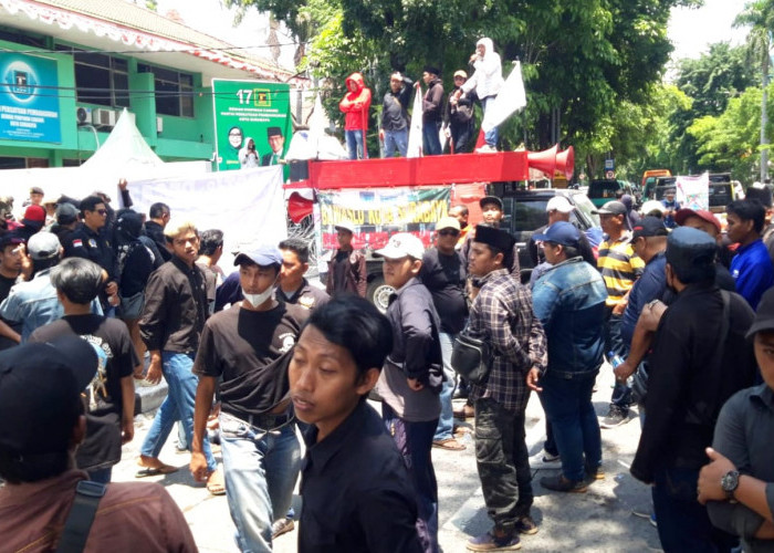 Kantor KPU Surabaya Didemo, Massa Tuntut Penjarakan Caleg Money Politic