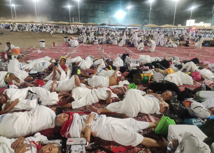 Tidur Beralaskan Bumi, Jemaah Haji Khusyuk Jalani Mabit di Muzdalifah