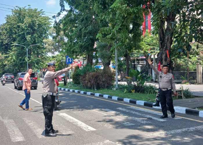 Polsek Sawahan Pastikan Ibadah Misa di Gereja Kalam Allah Berjalan Aman dan Kondusif