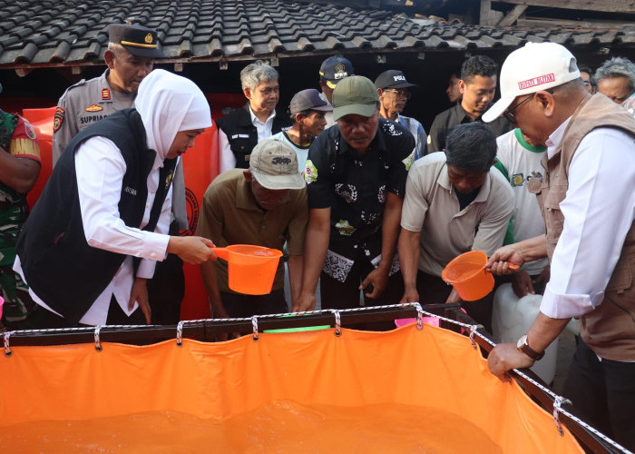Blitar Selatan Krisis Air Bersih, Gubernur Khofifah dan Bupati Rijanto Salurkan Belasan Ribu Liter