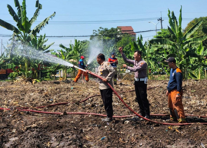 Hadapi Kemarau, Polres Pelabuhan Tanjung Perak Gandeng Damkar Siram Lahan Jagung Ketahanan Pangan