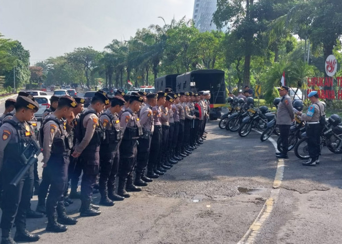 Polsek Gayungan Siagakan Personel Amankan Aksi Buruh di Bundaran Waru Citto