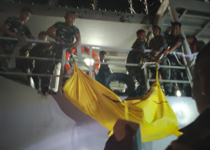 KRI Nala-363 dan KRI Bung Hatta-370 Gerak Cepat Bantu Evakuasi Korban Kebakaran KM Mutiara Sentosa 2