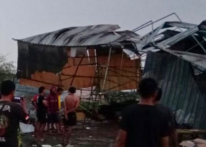 Diterjang Puting Beliung, Rumah Warga Duduksampean Gresik Roboh, Penghuni Terluka