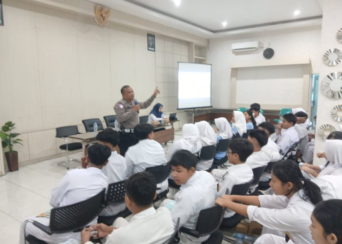 Tanamkan Disiplin Sejak Dini, Satlantas Polres Pelabuhan Tanjung Perak Sosialisasi di SMP Barunawati