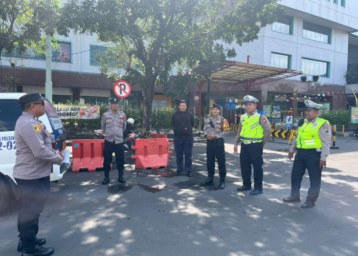 Jaga Kondusifitas Pusat Perbelanjaan, Polsek Bubutan Patroli Presisi di JMP Surabaya