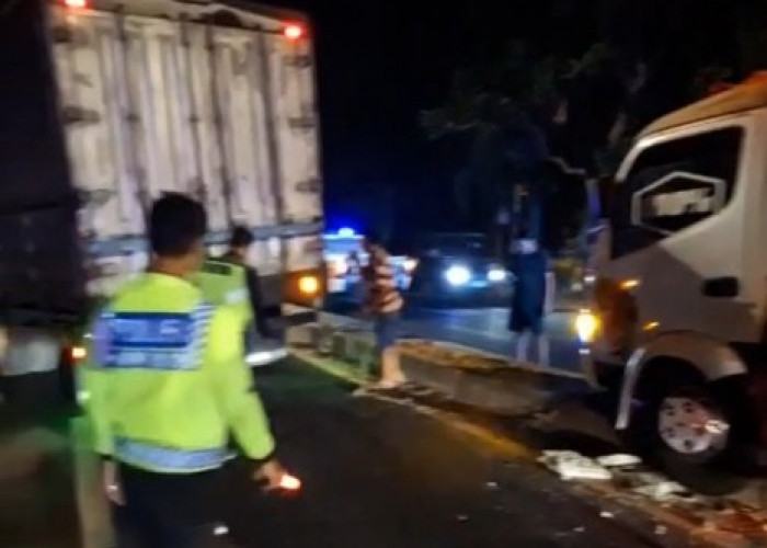 Truk Naik Median JLU Barat Lamongan, Polisi Sigap Evakuasi dan Pastikan Arus Lalu Lintas Lancar
