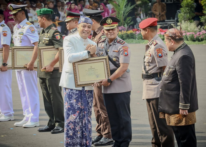 Polres Pelabuhan Tanjung Perak Terima Penghargaan di Hari Jadi Kota Surabaya ke-732 