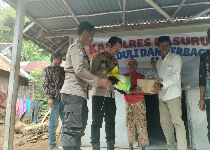 Kapolres Pasuruan Blusukan ke Rumah Penduduk, Salurkan Bantuan Sosial kepada Warga Kurang Mampu di Pasrepan
