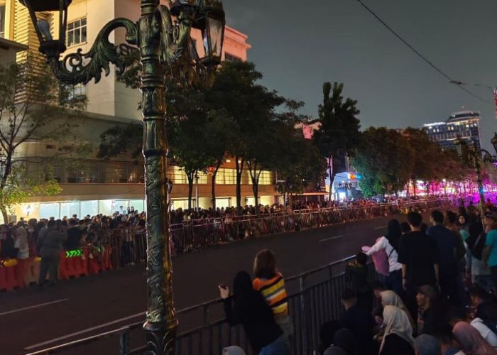 Gemerlap Surabaya Vaganza 2026 Hipnotis Penonton, Jalan Tunjungan Sengaja Digelapkan