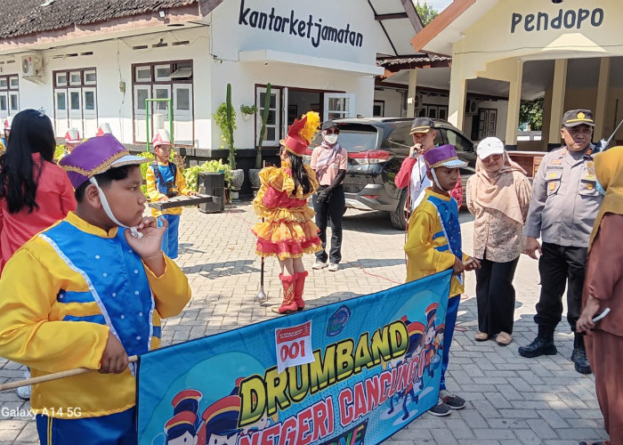 Polsek Bubulan Amankan Karnaval HUT ke-79 RI di Kecamatan Bubulan