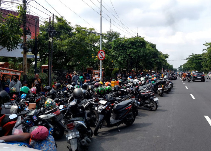 Ratusan Massa Gelar Unjuk Rasa di Depan Polda Jatim, Ini Tuntutannya