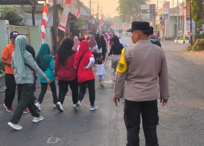 Warga Balas Klumprik Semarakkan HUT Ke-81 RI dengan Jalan Sehat, Polsek Wiyung Lakukan Pengawalan