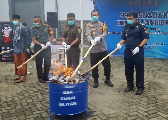 Bea Cukai Blitar Musnahkan 400 Ribu Batang Rokok dan Ratusan Liter MMEA Ilegal