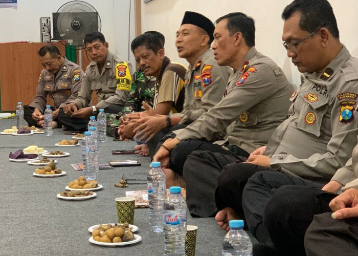 Polsek Tegalsari dan Kasat Binmas Polrestabes Surabaya Gelar Cangkrukan Bersama Warga