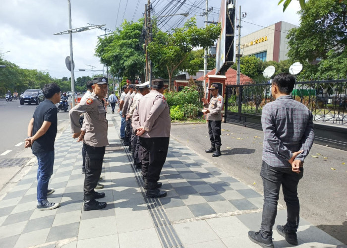 Polsek Gayungan Kawal Unjuk Rasa LSM Jaringan Anti Rasuah di Mapolda Jatim