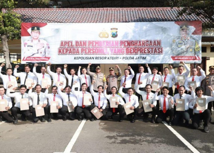 Kapolres Kediri Beri Penghargaan 22 Personel Berprestasi