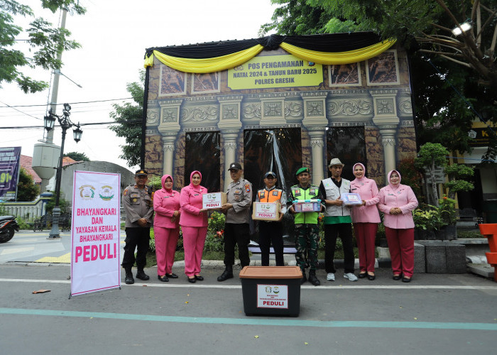 Bhayangkari Cabang Gresik Beri Bingkisan kepada Petugas Pengamanan Nataru