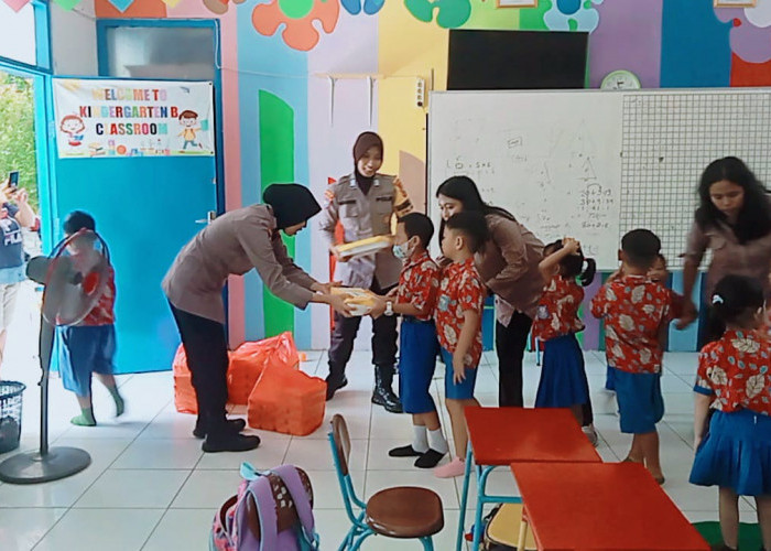 Cegah Bullying, Polsek Bojonegoro Beri Makan Gratis ke Siswa TK dan SD Petra