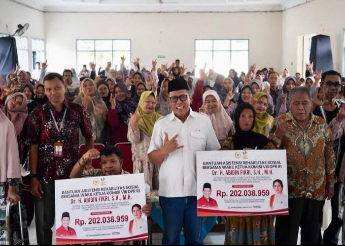 Abidin Fikri Salurkan Bantuan Alat Bantu Disabilitas dan Sembako untuk 99 Warga Bojonegoro-Tuban