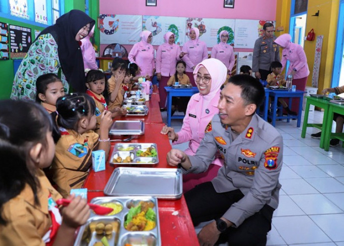Kapolres dan Ketua Yayasan Kemala Bhayangkari Kediri Kota Pantau Program MBG