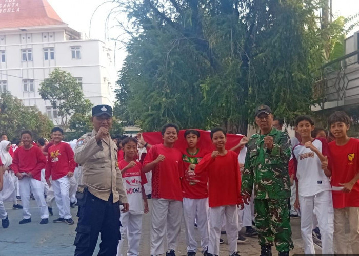 Bhabinkamtibmas Polsek Bubutan Kawal Jalan Sehat HUT Ke-81 RI SMPN 2 Surabaya