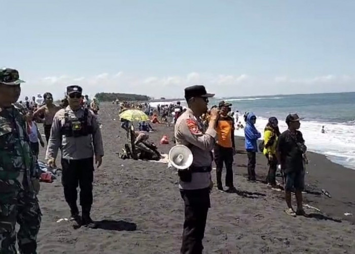 Gelombang Tinggi, Polisi di Lumajang Imbau Pengunjung Wisata Pantai Watu Pecak